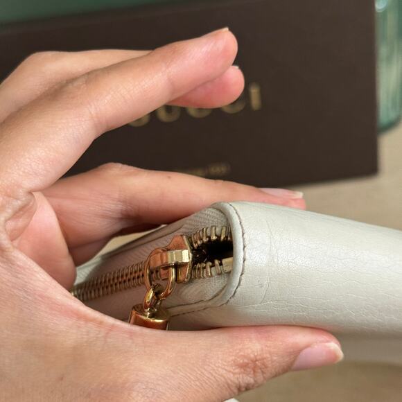 Gucci Pebble Calfskin Soho Zip Around Wallet Camellia White - Picture 12 of 14